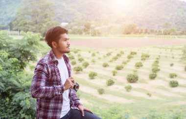 yakışıklı hipster Park'ta yürüyordunuz sabah kahve adamla sakallı.