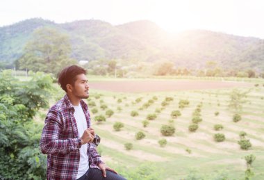 yakışıklı hipster Park'ta yürüyordunuz sabah kahve adamla sakallı.