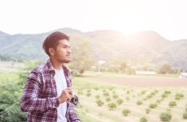 yakışıklı hipster Park'ta yürüyordunuz sabah kahve adamla sakallı.