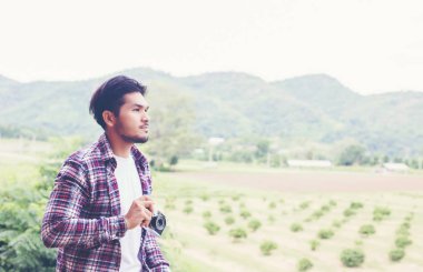 yakışıklı hipster Park'ta yürüyordunuz sabah kahve adamla sakallı.