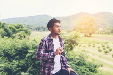 yakışıklı hipster Park'ta yürüyordunuz sabah kahve adamla sakallı.