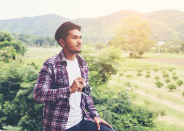 yakışıklı hipster Park'ta yürüyordunuz sabah kahve adamla sakallı.