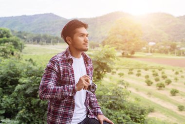 yakışıklı hipster Park'ta yürüyordunuz sabah kahve adamla sakallı.