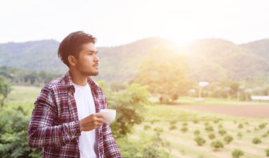 yakışıklı hipster Park'ta yürüyordunuz sabah kahve adamla sakallı.
