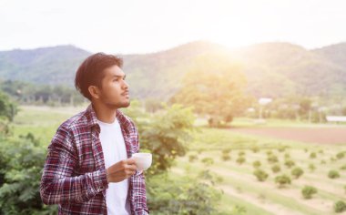 yakışıklı hipster Park'ta yürüyordunuz sabah kahve adamla sakallı.
