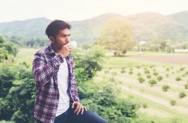 yakışıklı hipster Park'ta yürüyordunuz sabah kahve adamla sakallı.