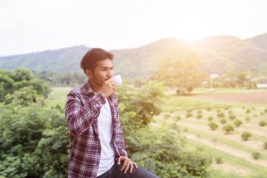 yakışıklı hipster Park'ta yürüyordunuz sabah kahve adamla sakallı.