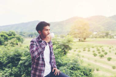 yakışıklı hipster Park'ta yürüyordunuz sabah kahve adamla sakallı.