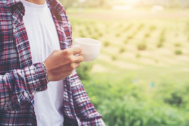 yakışıklı hipster Park'ta yürüyordunuz sabah kahve adamla sakallı.