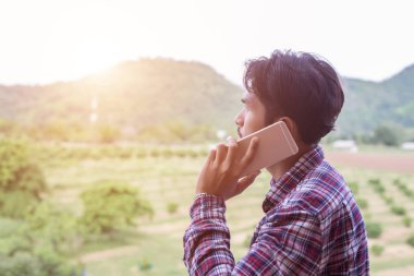 Evet, adam, Dağ Manzaralı gülümseyen genç hipster sakallı.