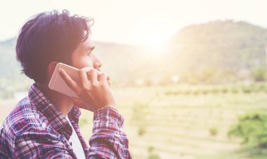 Evet, adam, Dağ Manzaralı gülümseyen genç hipster sakallı.