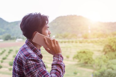 Evet, adam, Dağ Manzaralı gülümseyen genç hipster sakallı.