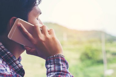 Evet, adam, Dağ Manzaralı gülümseyen genç hipster sakallı.