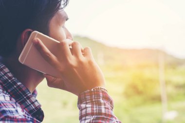 Evet, adam, Dağ Manzaralı gülümseyen genç hipster sakallı.