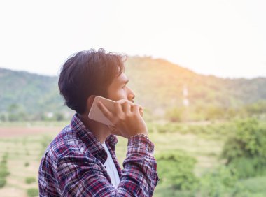 Evet, adam, Dağ Manzaralı gülümseyen genç hipster sakallı.