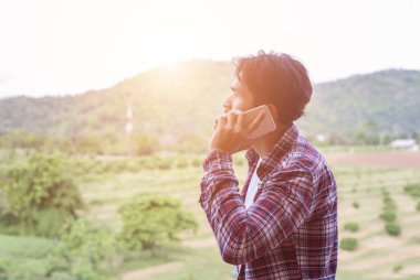 Evet, adam, Dağ Manzaralı gülümseyen genç hipster sakallı.
