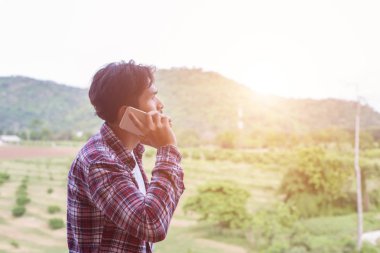 Evet, adam, Dağ Manzaralı gülümseyen genç hipster sakallı.