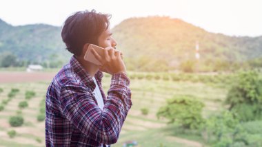 Evet, adam, Dağ Manzaralı gülümseyen genç hipster sakallı.