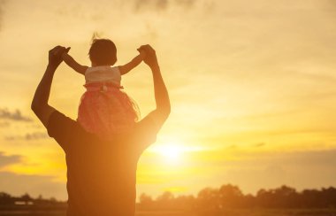 Babam bebeği alıp gün batımında yürümeyi öğrendi..