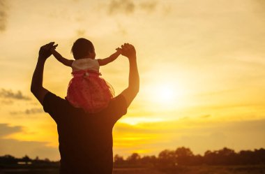 Babam bebeği alıp gün batımında yürümeyi öğrendi..