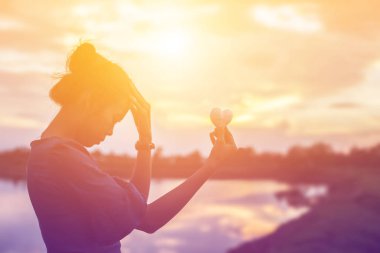 Güneş için eller şekilli.