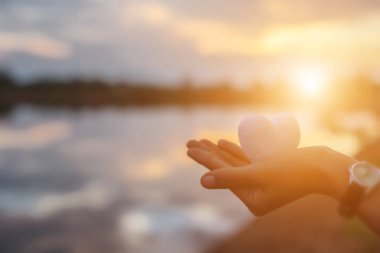 Güneş için eller şekilli.