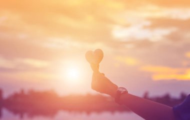 Güneş için eller şekilli.