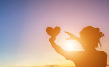 Güneş için eller şekilli.