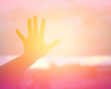 Güneş için eller şekilli.