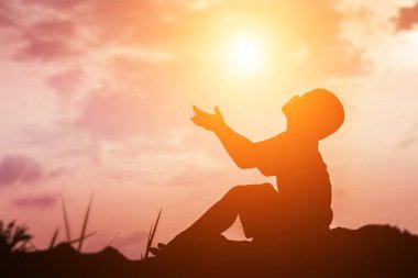 Çocuk siluet, çocuğun sevinç anlar. Doğa günbatımı