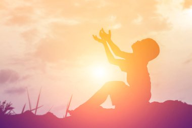 Çocuk siluet, çocuğun sevinç anlar. Doğa günbatımı