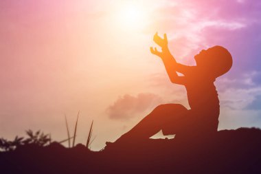 Çocuk siluet, çocuğun sevinç anlar. Doğa günbatımı