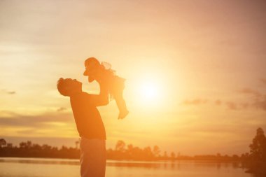 Babam bebeği alıp gün batımında yürümeyi öğrendi..