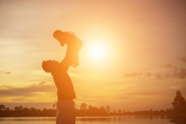 Babam bebeği alıp gün batımında yürümeyi öğrendi..