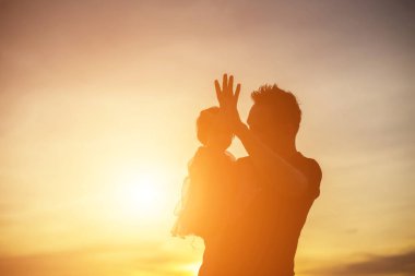 Babam bebeği alıp gün batımında yürümeyi öğrendi..