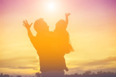 Babam bebeği alıp gün batımında yürümeyi öğrendi..