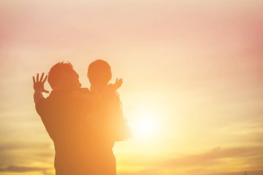 Babam bebeği alıp gün batımında yürümeyi öğrendi..