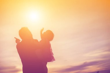 Babam bebeği alıp gün batımında yürümeyi öğrendi..