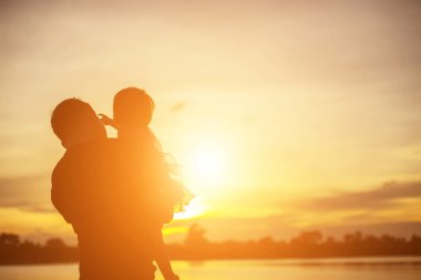 Babam bebeği alıp gün batımında yürümeyi öğrendi..