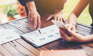 İş ekibi ofiste otururken dizüstü bilgisayarda çalışıyor. İş adamları.