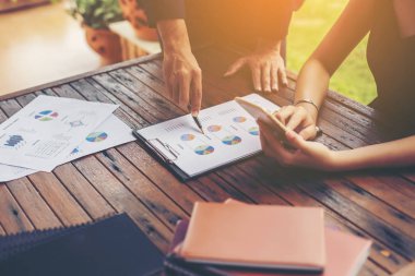 İş ekibi ofiste otururken dizüstü bilgisayarda çalışıyor. İş adamları.