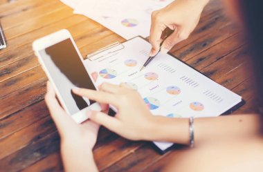 İş ekibi ofiste otururken dizüstü bilgisayarda çalışıyor. İş adamları.