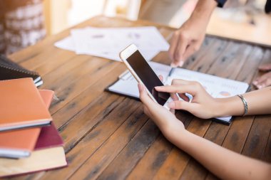 İş ekibi ofiste otururken dizüstü bilgisayarda çalışıyor. İş adamları.