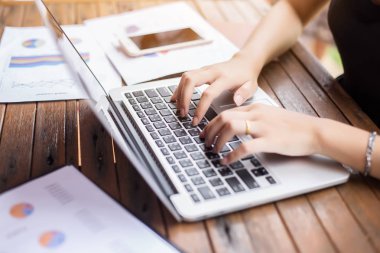 İş ekibi ofiste otururken dizüstü bilgisayarda çalışıyor. İş adamları.