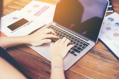 İş ekibi ofiste otururken dizüstü bilgisayarda çalışıyor. İş adamları.