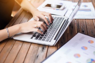 İş ekibi ofiste otururken dizüstü bilgisayarda çalışıyor. İş adamları.