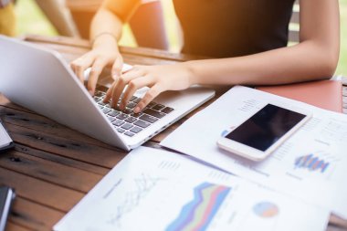 İş ekibi ofiste otururken dizüstü bilgisayarda çalışıyor. İş adamları.