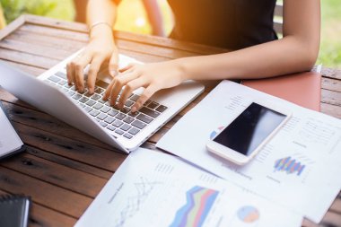 İş ekibi ofiste otururken dizüstü bilgisayarda çalışıyor. İş adamları.