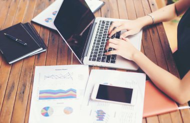 İş ekibi ofiste otururken dizüstü bilgisayarda çalışıyor. İş adamları.