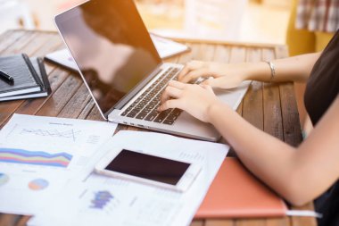 İş ekibi ofiste otururken dizüstü bilgisayarda çalışıyor. İş adamları.